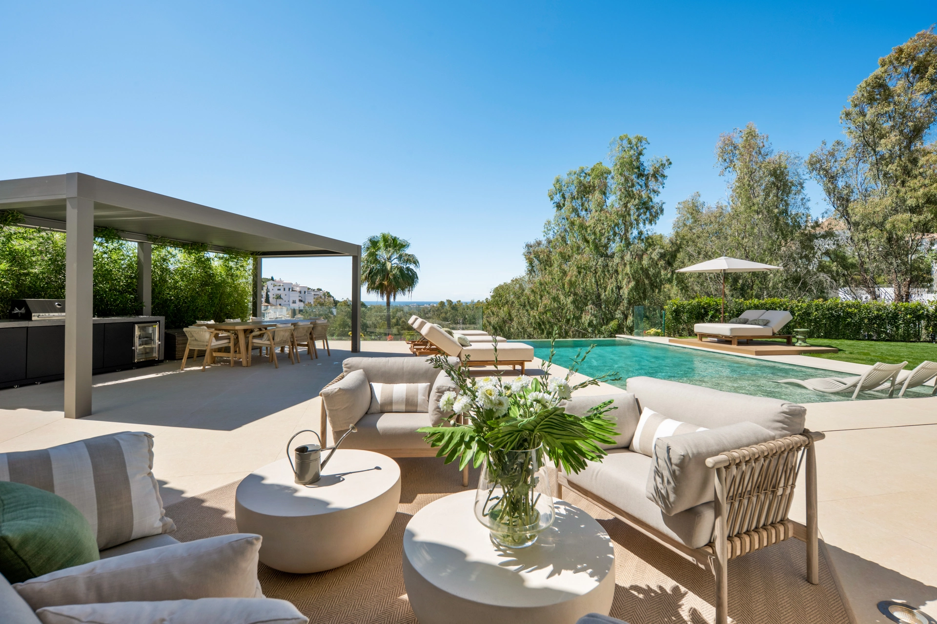 Villa en venta en El Herrojo, Benahavis