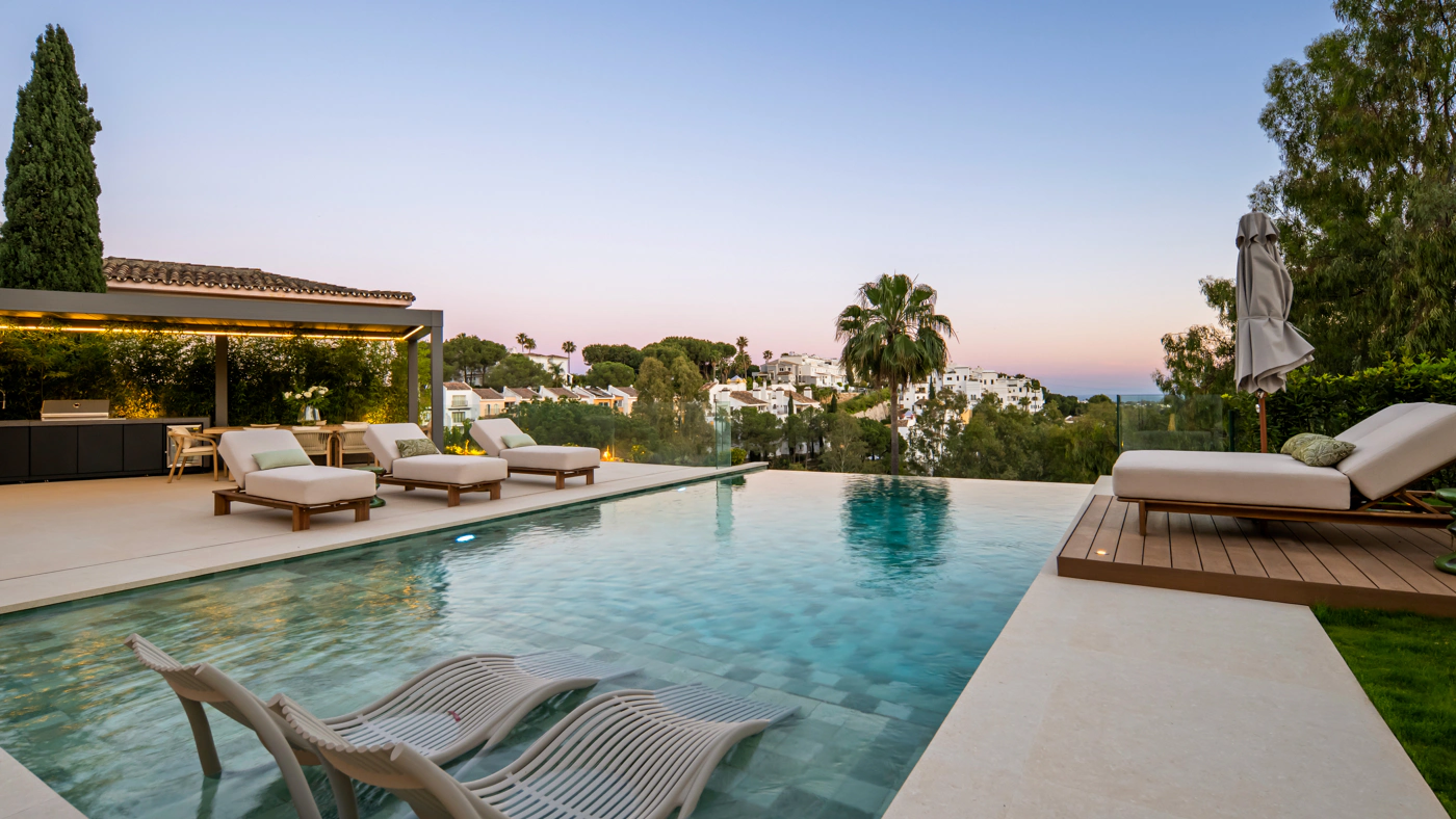 Villa for sale in El Herrojo, Benahavis