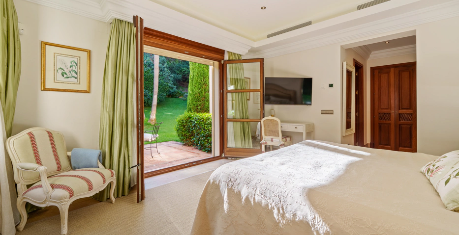 Impresionante Villa Andaluza en Lomas de Marbella Club