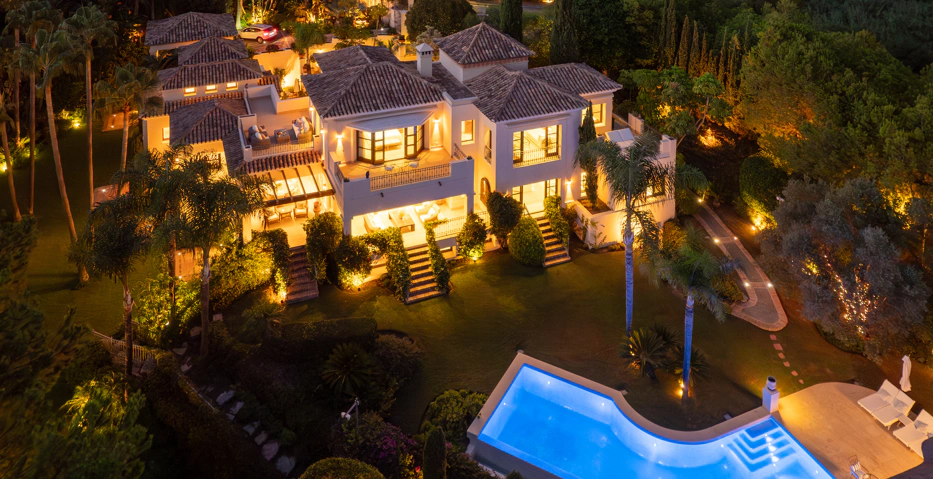 Impresionante Villa Andaluza en Lomas de Marbella Club