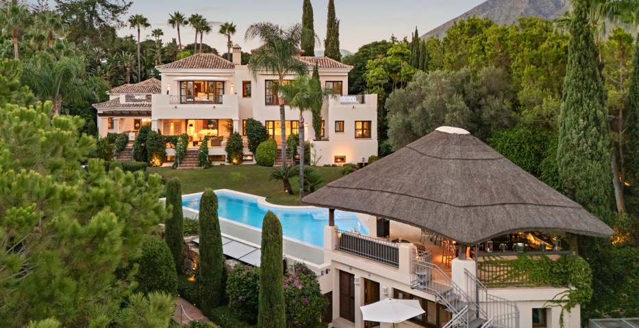 Impresionante Villa Andaluza en Lomas de Marbella Club