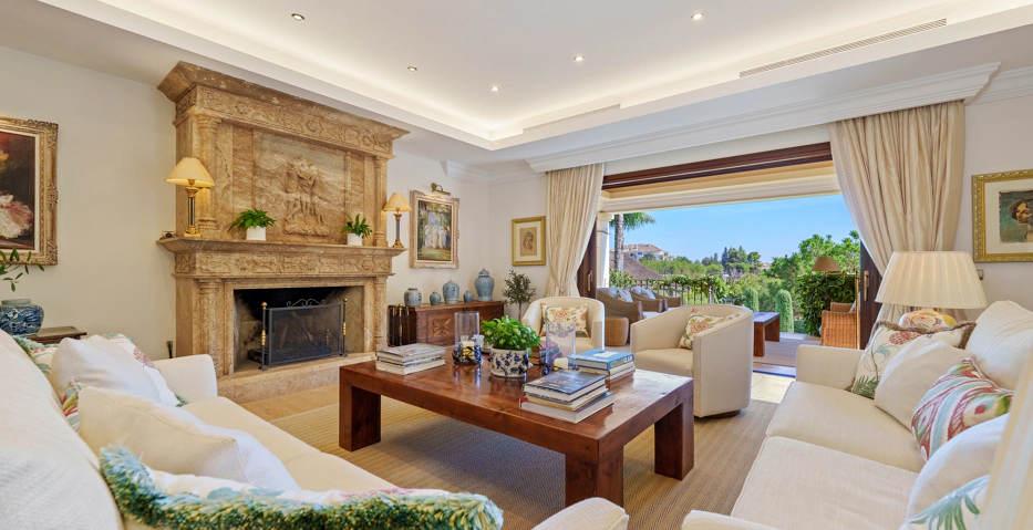 Impresionante Villa Andaluza en Lomas de Marbella Club