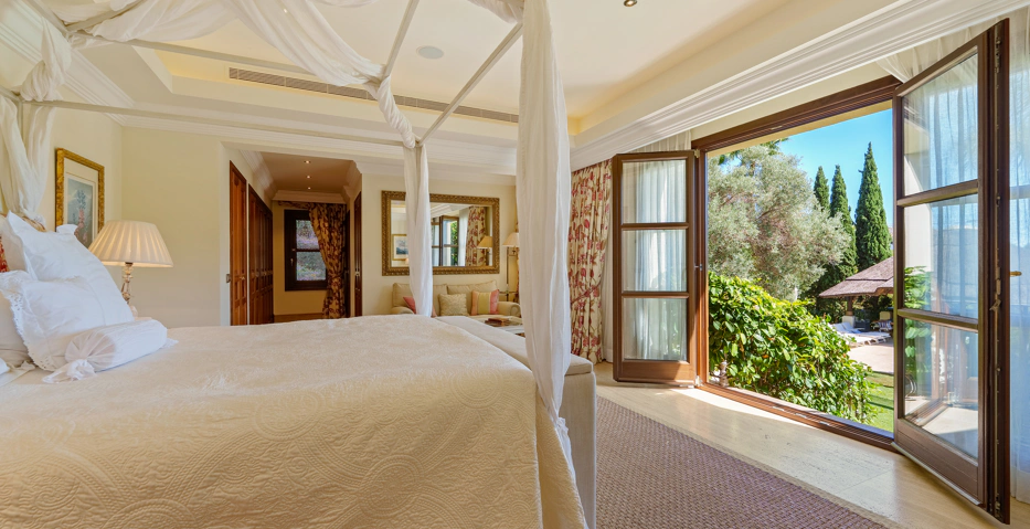 Impresionante Villa Andaluza en Lomas de Marbella Club