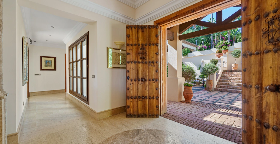 Impresionante Villa Andaluza en Lomas de Marbella Club