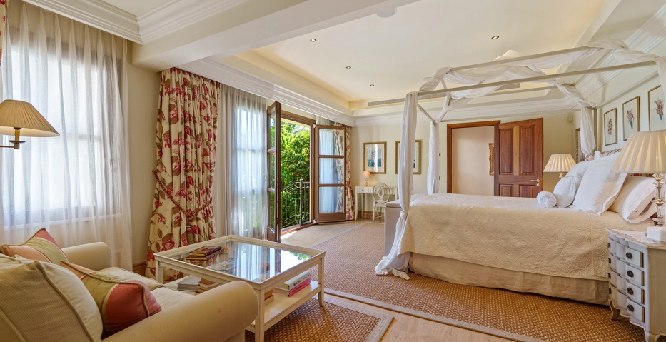 Impresionante Villa Andaluza en Lomas de Marbella Club