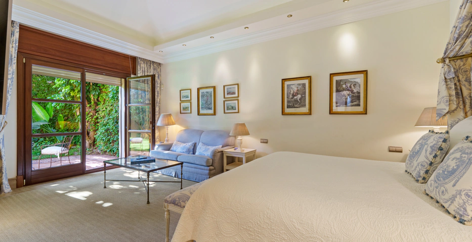 Impresionante Villa Andaluza en Lomas de Marbella Club