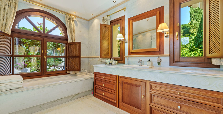 Impresionante Villa Andaluza en Lomas de Marbella Club