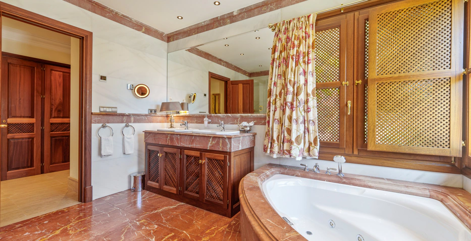Impresionante Villa Andaluza en Lomas de Marbella Club