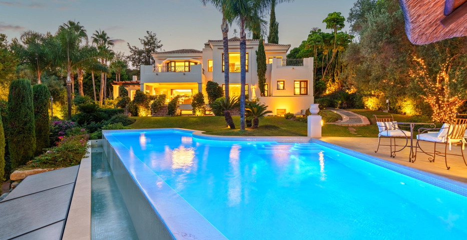 Impresionante Villa Andaluza en Lomas de Marbella Club