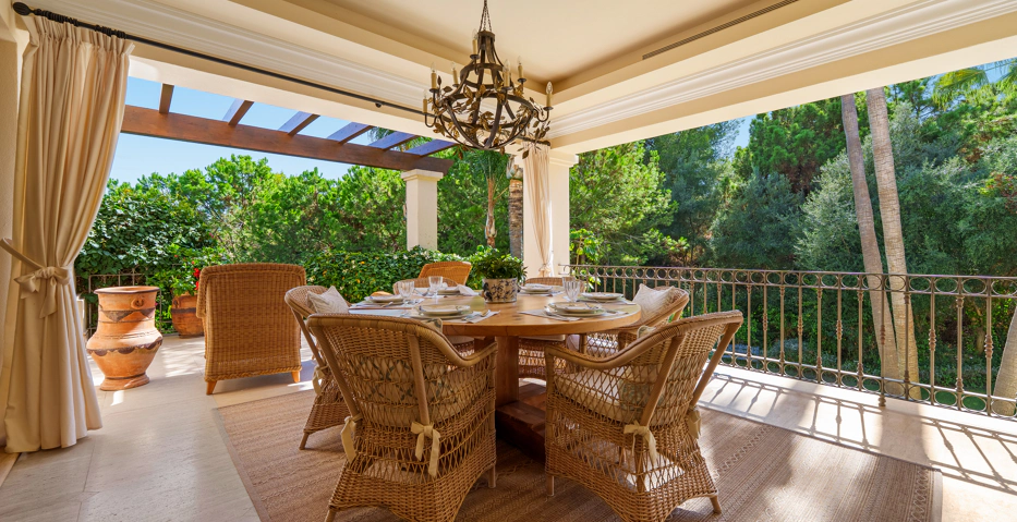 Impresionante Villa Andaluza en Lomas de Marbella Club