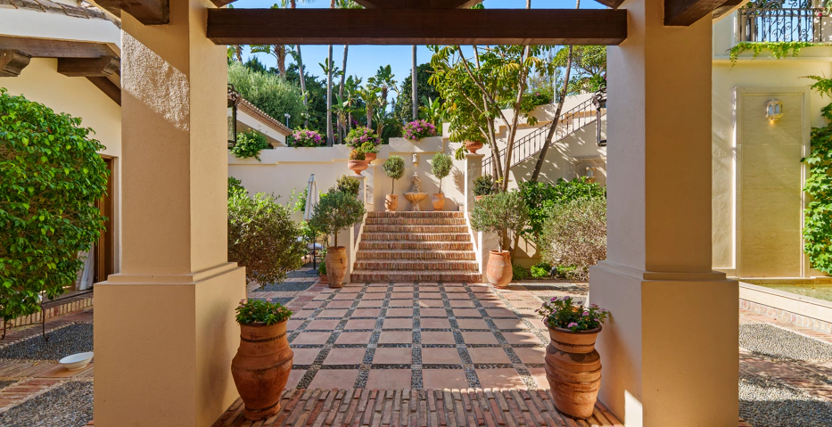 Impresionante Villa Andaluza en Lomas de Marbella Club