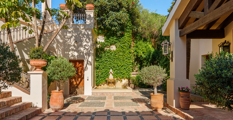 Impresionante Villa Andaluza en Lomas de Marbella Club