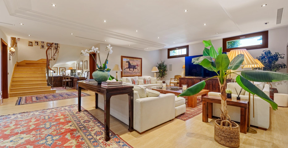 Impresionante Villa Andaluza en Lomas de Marbella Club