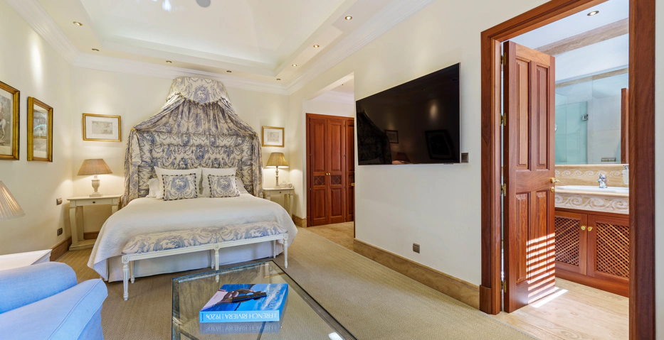 Impresionante Villa Andaluza en Lomas de Marbella Club