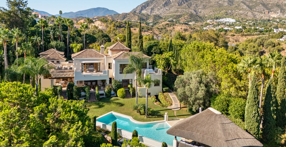 Impresionante Villa Andaluza en Lomas de Marbella Club