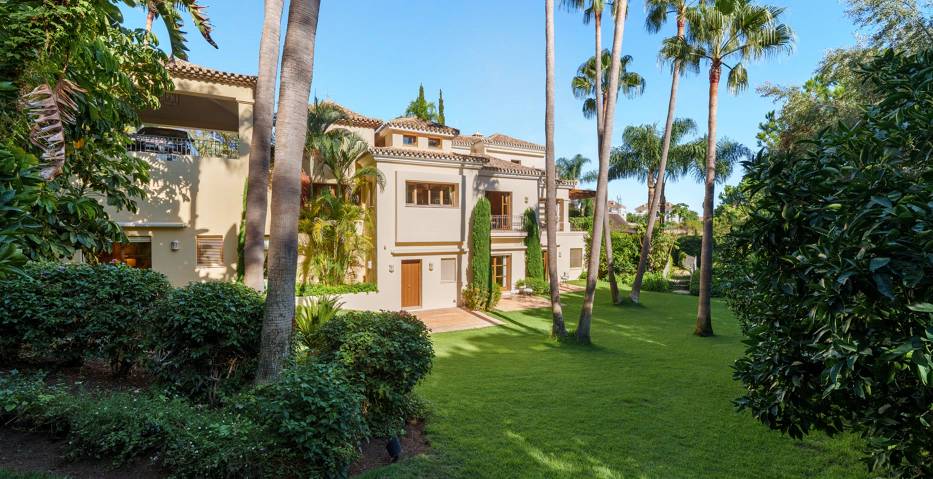 Impresionante Villa Andaluza en Lomas de Marbella Club