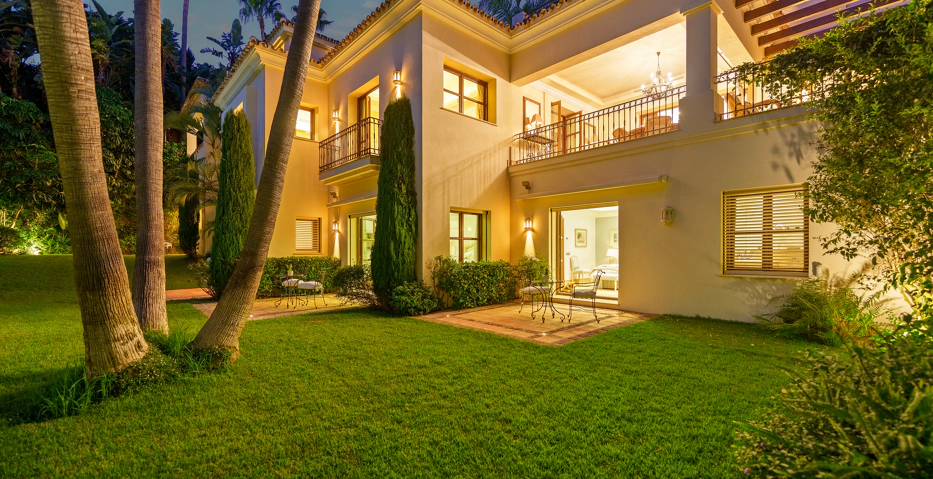 Impresionante Villa Andaluza en Lomas de Marbella Club