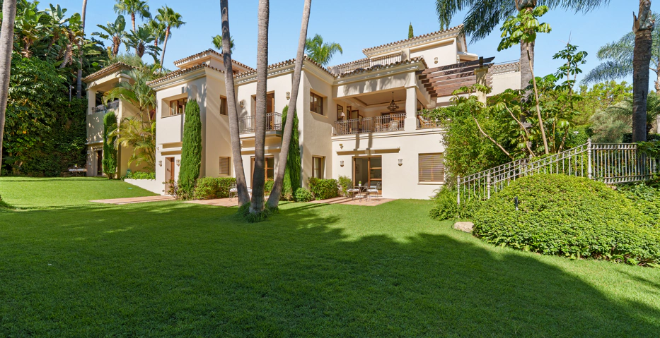 Impresionante Villa Andaluza en Lomas de Marbella Club