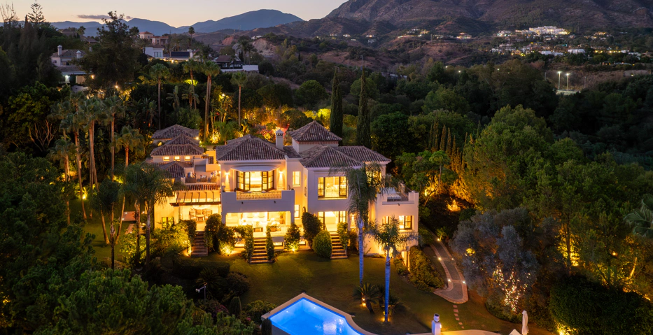 Impresionante Villa Andaluza en Lomas de Marbella Club