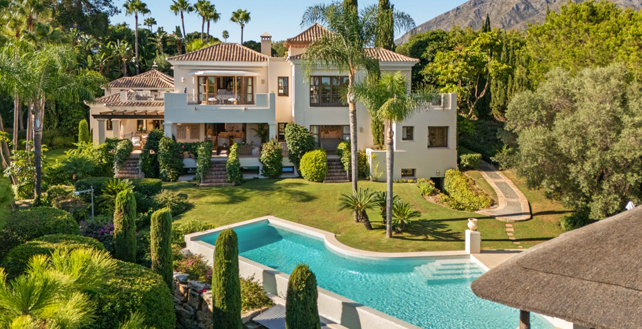 Impresionante Villa Andaluza en Lomas de Marbella Club