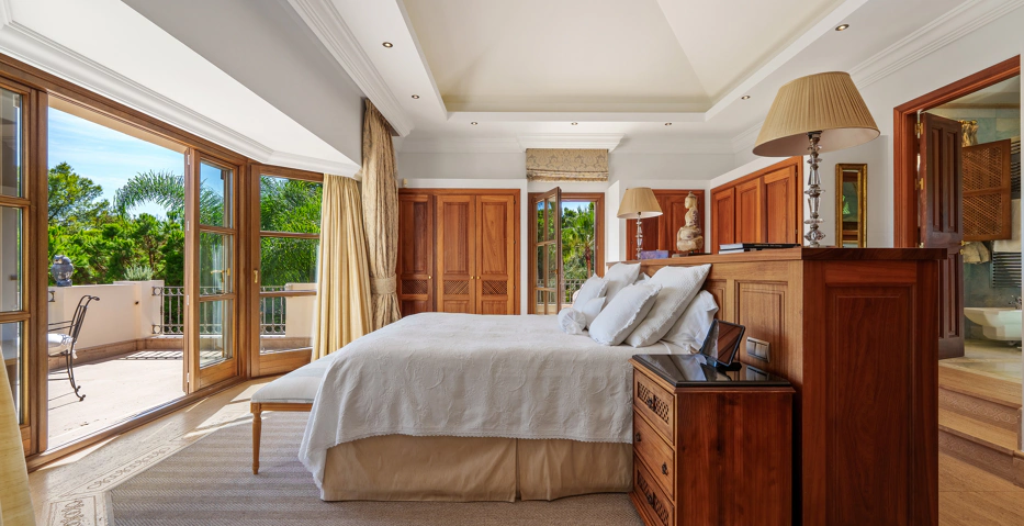 Impresionante Villa Andaluza en Lomas de Marbella Club