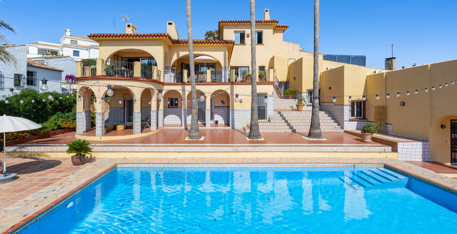 Magnífica Villa Andaluza con Toque Escandinavo y Vistas al Mar en Estepona Oeste