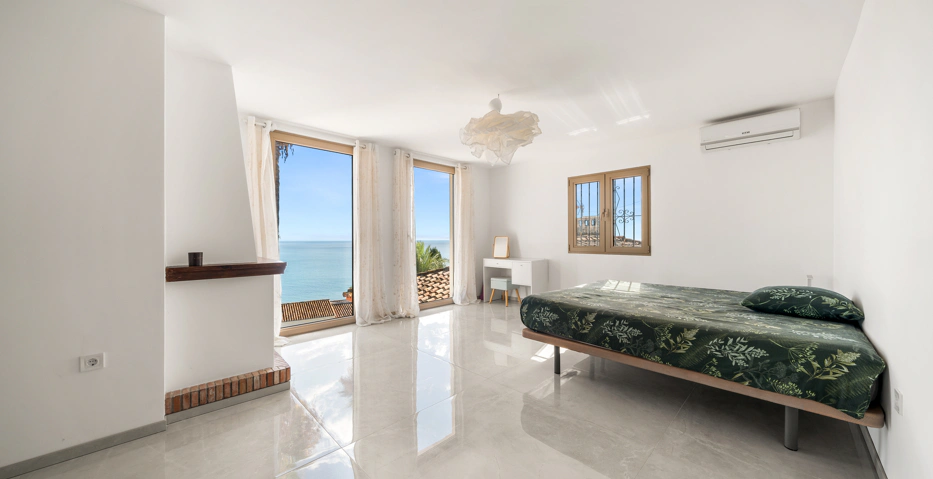 Magnífica Villa Andaluza con Toque Escandinavo y Vistas al Mar en Estepona Oeste