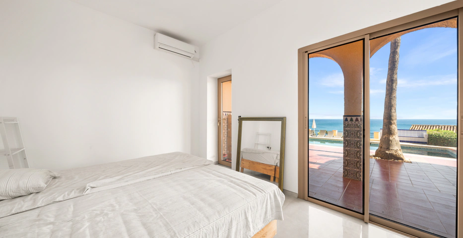 Magnífica Villa Andaluza con Toque Escandinavo y Vistas al Mar en Estepona Oeste