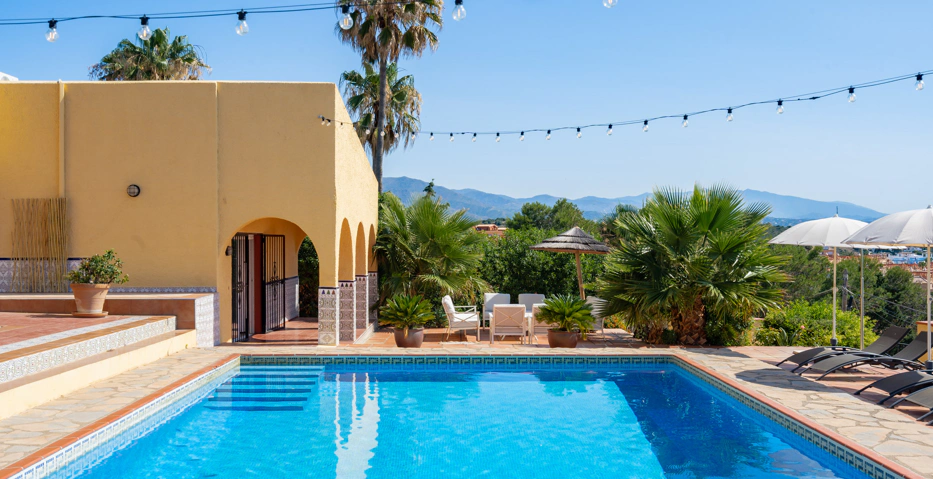 Magnífica Villa Andaluza con Toque Escandinavo y Vistas al Mar en Estepona Oeste