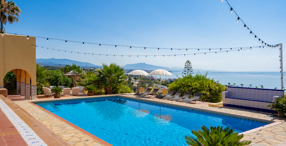 Magnífica Villa Andaluza con Toque Escandinavo y Vistas al Mar en Estepona Oeste