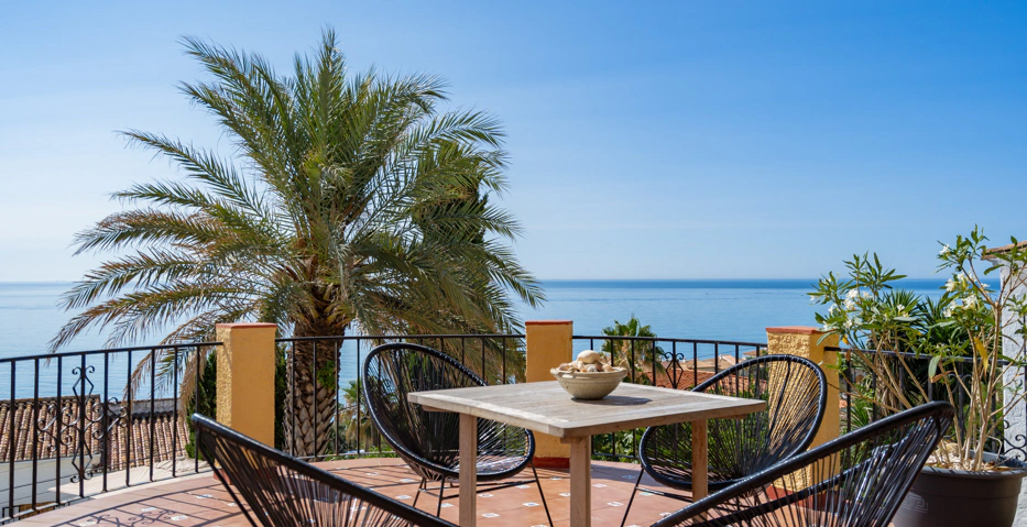 Magnífica Villa Andaluza con Toque Escandinavo y Vistas al Mar en Estepona Oeste