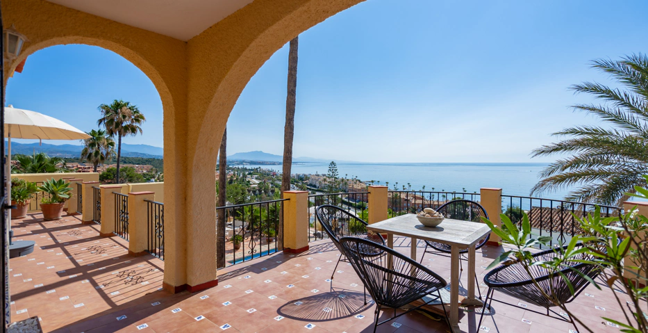 Magnífica Villa Andaluza con Toque Escandinavo y Vistas al Mar en Estepona Oeste