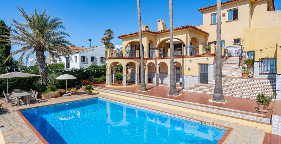 Magnífica Villa Andaluza con Toque Escandinavo y Vistas al Mar en Estepona Oeste
