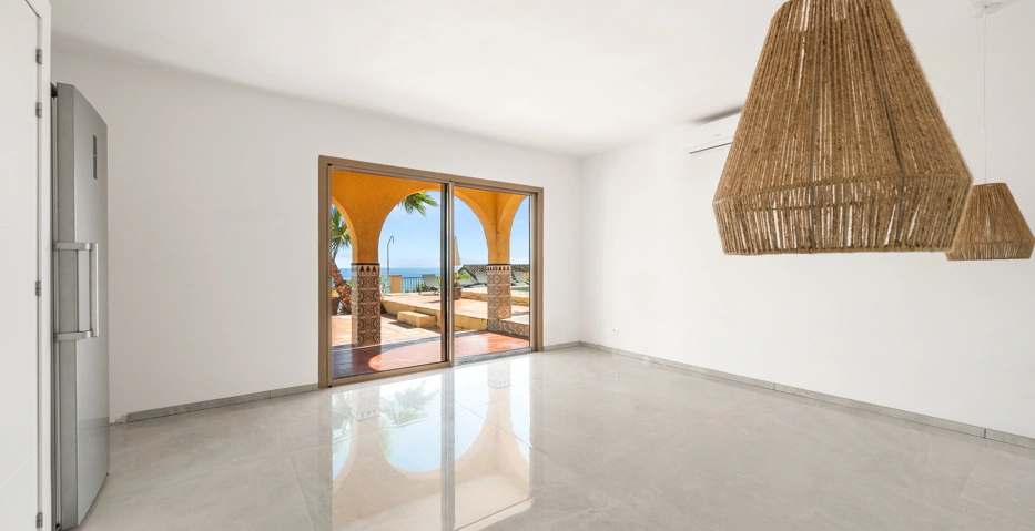 Magnífica Villa Andaluza con Toque Escandinavo y Vistas al Mar en Estepona Oeste