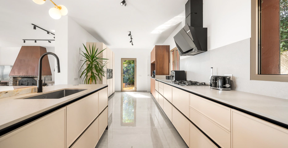 Magnífica Villa Andaluza con Toque Escandinavo y Vistas al Mar en Estepona Oeste