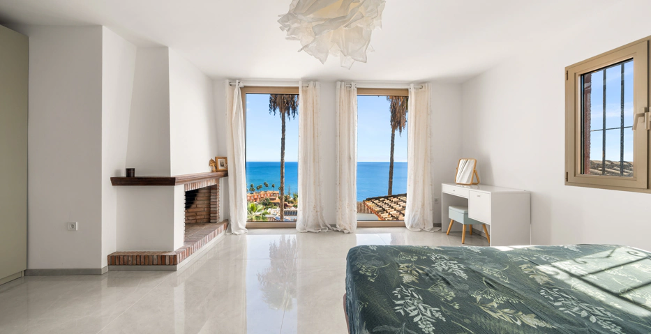 Magnífica Villa Andaluza con Toque Escandinavo y Vistas al Mar en Estepona Oeste