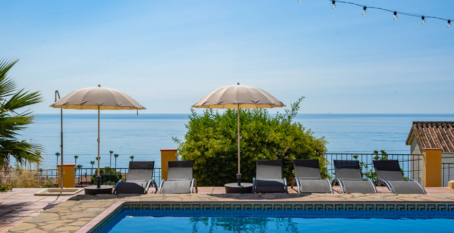Magnífica Villa Andaluza con Toque Escandinavo y Vistas al Mar en Estepona Oeste