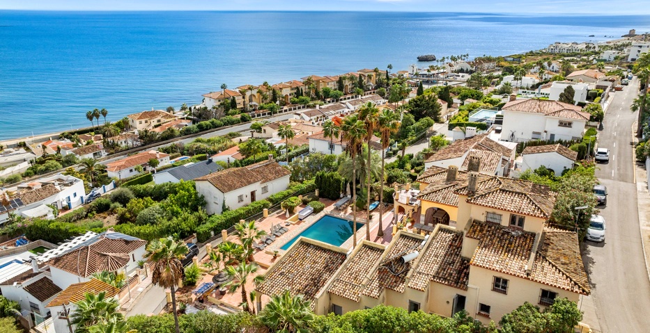 Magnífica Villa Andaluza con Toque Escandinavo y Vistas al Mar en Estepona Oeste