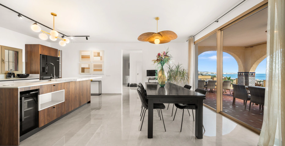 Magnífica Villa Andaluza con Toque Escandinavo y Vistas al Mar en Estepona Oeste