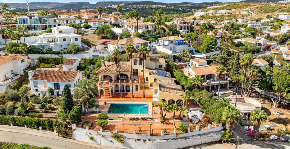 Magnífica Villa Andaluza con Toque Escandinavo y Vistas al Mar en Estepona Oeste