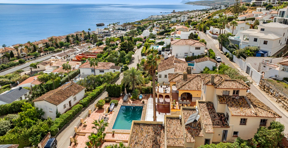 Magnífica Villa Andaluza con Toque Escandinavo y Vistas al Mar en Estepona Oeste