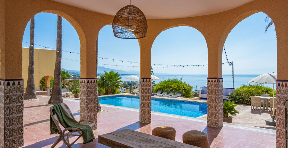 Magnífica Villa Andaluza con Toque Escandinavo y Vistas al Mar en Estepona Oeste