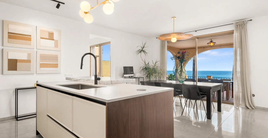 Magnífica Villa Andaluza con Toque Escandinavo y Vistas al Mar en Estepona Oeste