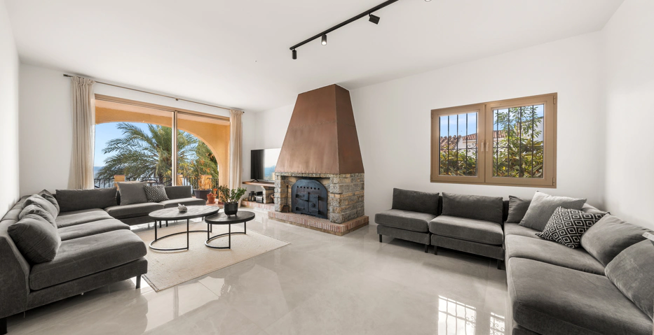 Magnífica Villa Andaluza con Toque Escandinavo y Vistas al Mar en Estepona Oeste