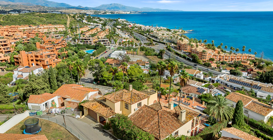 Magnífica Villa Andaluza con Toque Escandinavo y Vistas al Mar en Estepona Oeste
