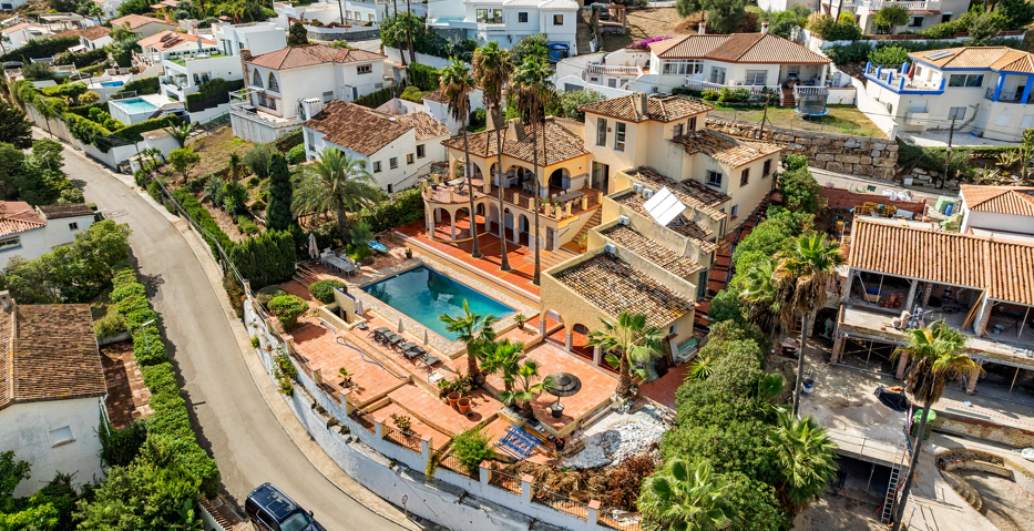 Magnífica Villa Andaluza con Toque Escandinavo y Vistas al Mar en Estepona Oeste