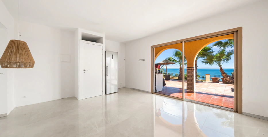 Magnífica Villa Andaluza con Toque Escandinavo y Vistas al Mar en Estepona Oeste