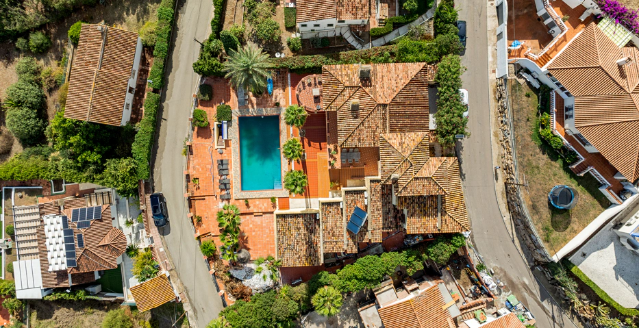 Magnífica Villa Andaluza con Toque Escandinavo y Vistas al Mar en Estepona Oeste
