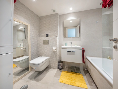Apartamento reformado con amplia terraza y licencia turística en Nueva Andalucía