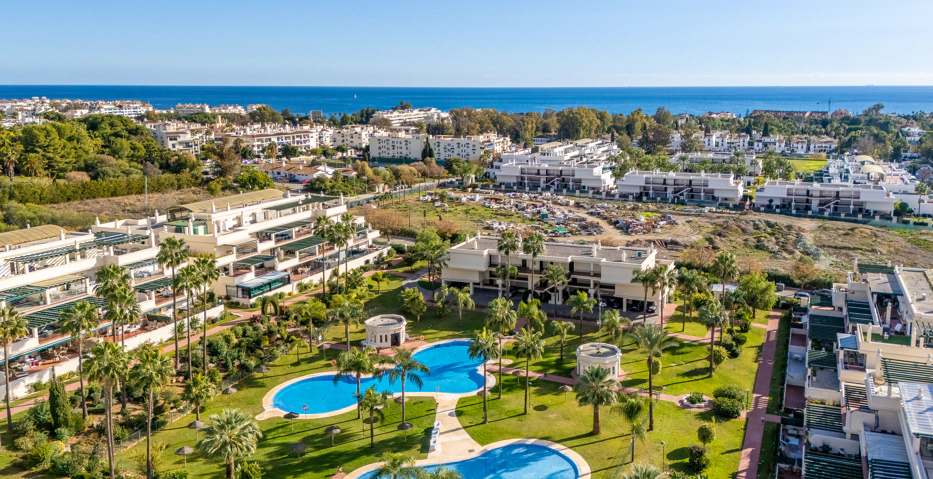 Apartamento reformado con amplia terraza y licencia turística en Nueva Andalucía